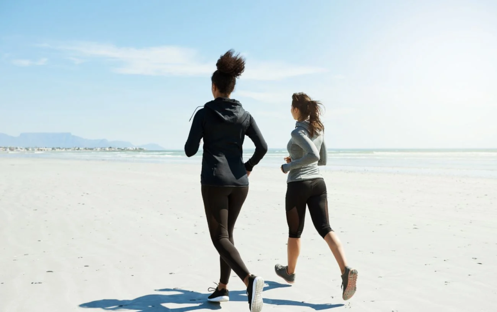 2 femmes courent sur la plage