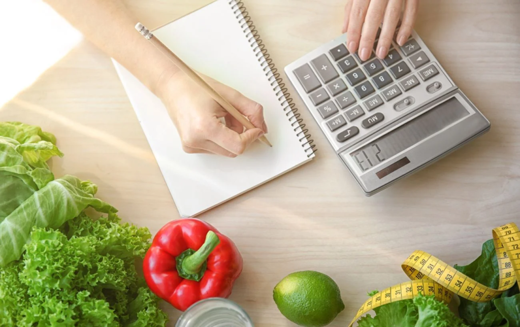 Calcul de calories des aliments avec une calculatrice - Ecrire sur un carnet