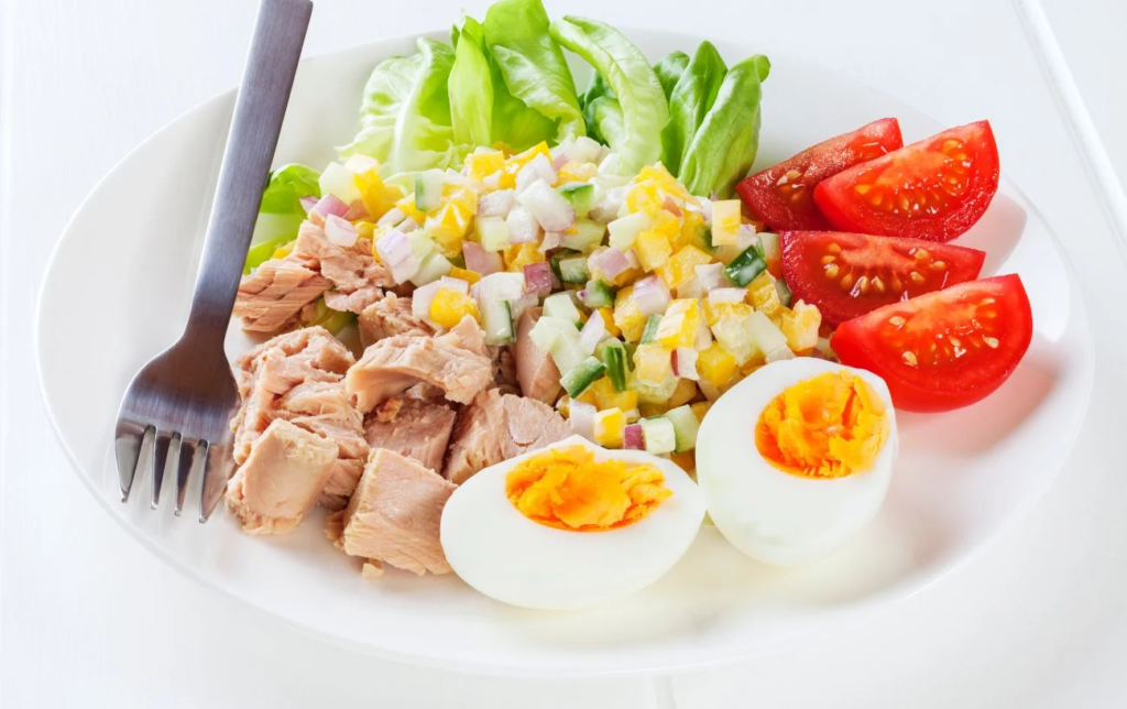 Plat healthy de légumes, thon et oeufs