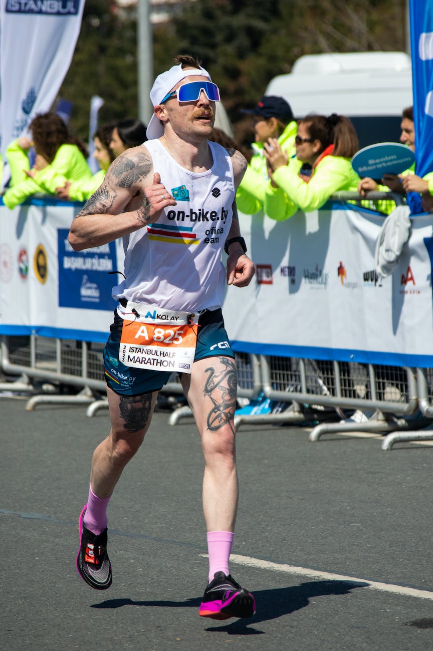 coureur professionnel avec lunettes de soleil