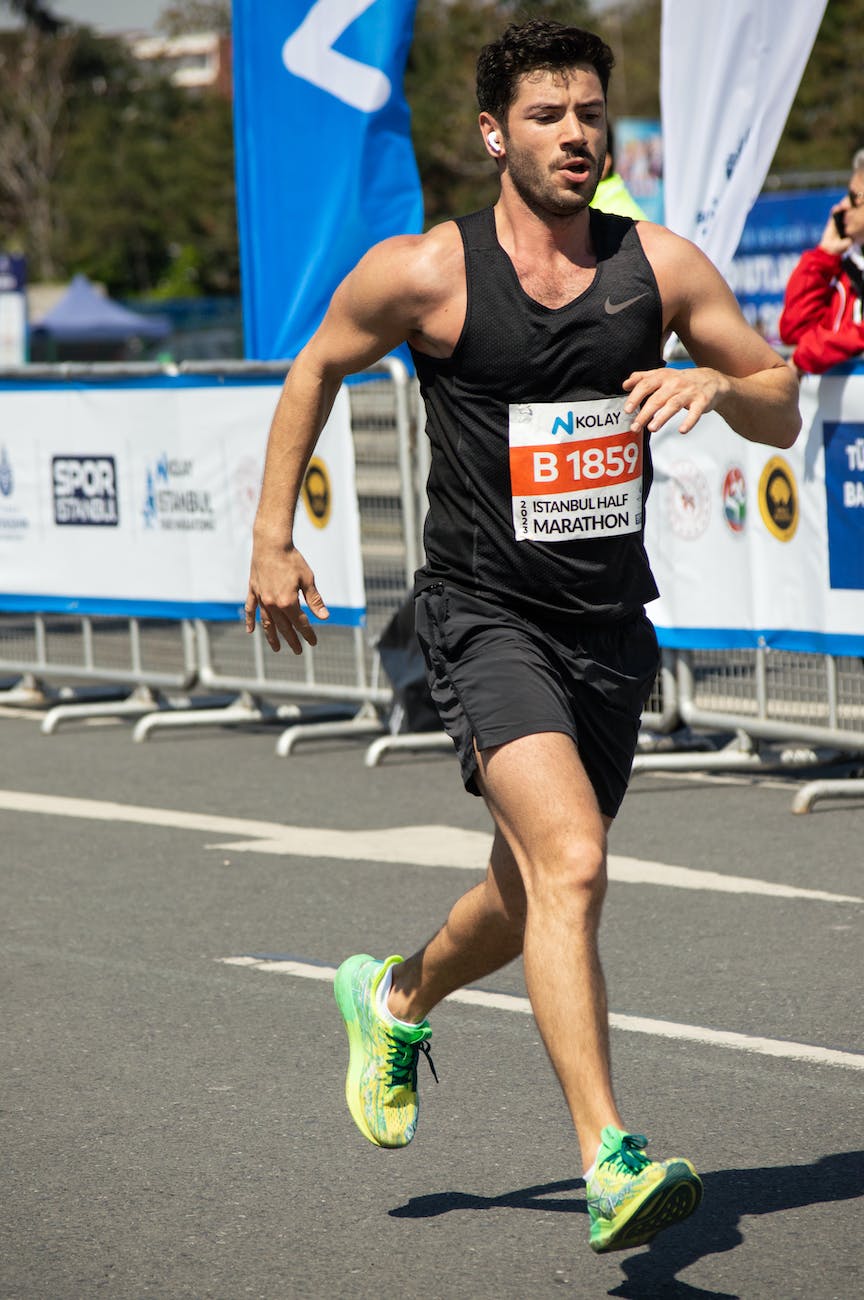 homme en train de courir un marathon