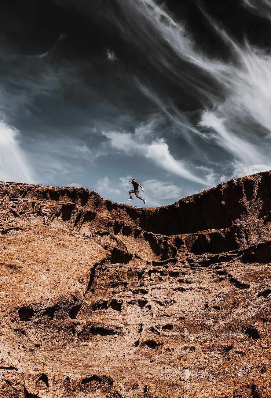homme courant sur une formation rocheuse et sablonneuse