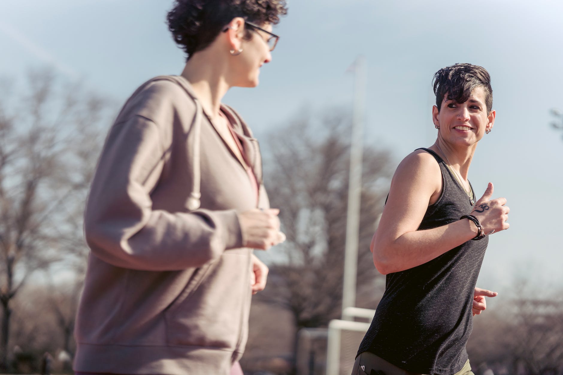 femmes heureuses courant dans la rue