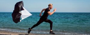 Comment utiliser la résistance pour améliorer sa vitesse de sprint ? + Ma sélection de 5 parachutes de course