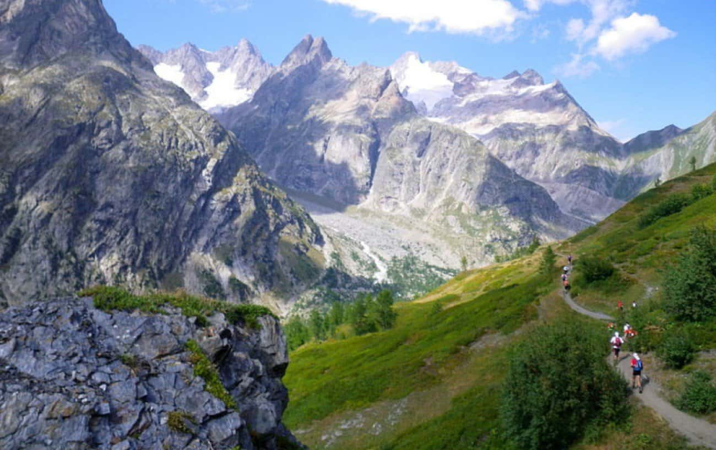 Les coureurs se faufilent dans les contreforts en route vers des terrains plus difficiles UTMB