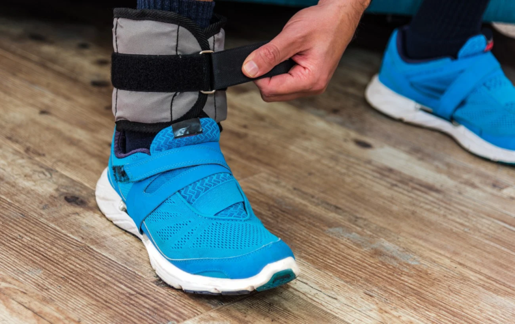 Courir avec des poids : Les avantages et les risques