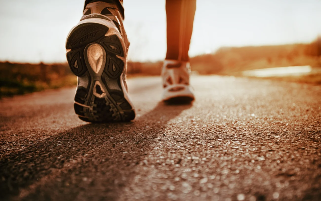 Courir avec des poids : Les avantages et les risques