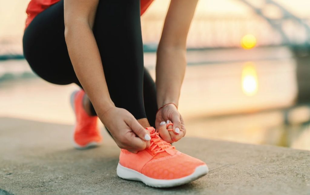 Courir avec des poids : Les avantages et les risques