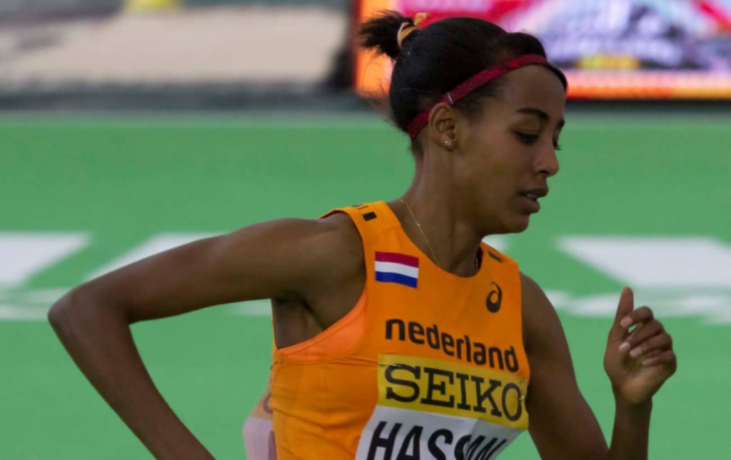 Sifan Hassan tombe à quelques mètres de la ligne d'arrivée dans la finale du 10 km des Championnats du monde 2023