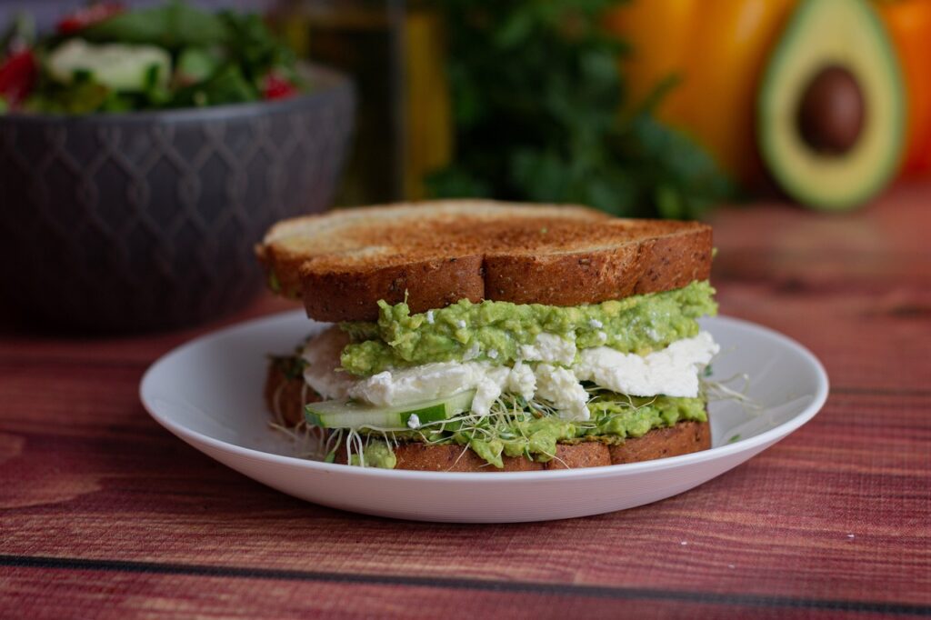 Avocado toast dans un plat
