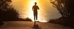Courir à l'envers : 5 avantages du running "rétro" + 5 astuces pour y parvenir