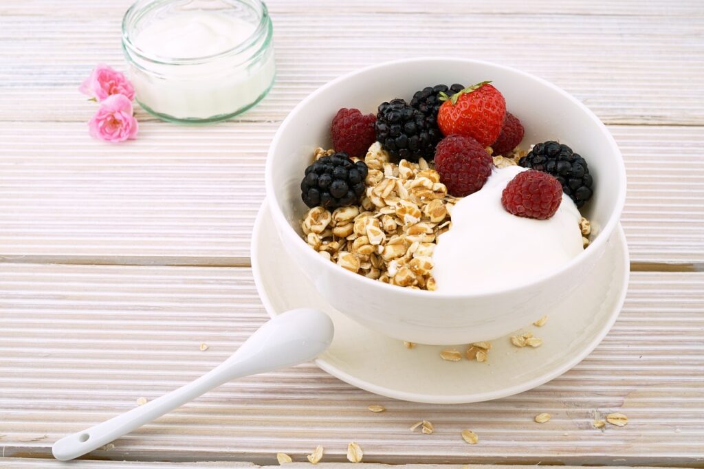 Flocons d'avoine en muesli avec fruits rouges