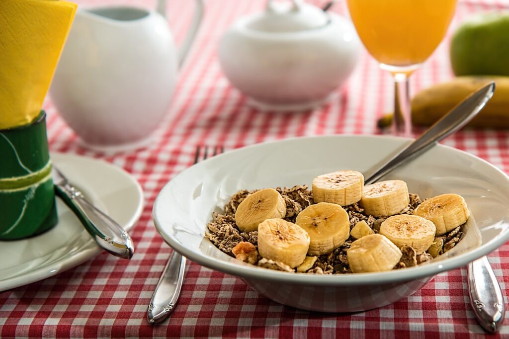 Bananes et céréales dans un plat