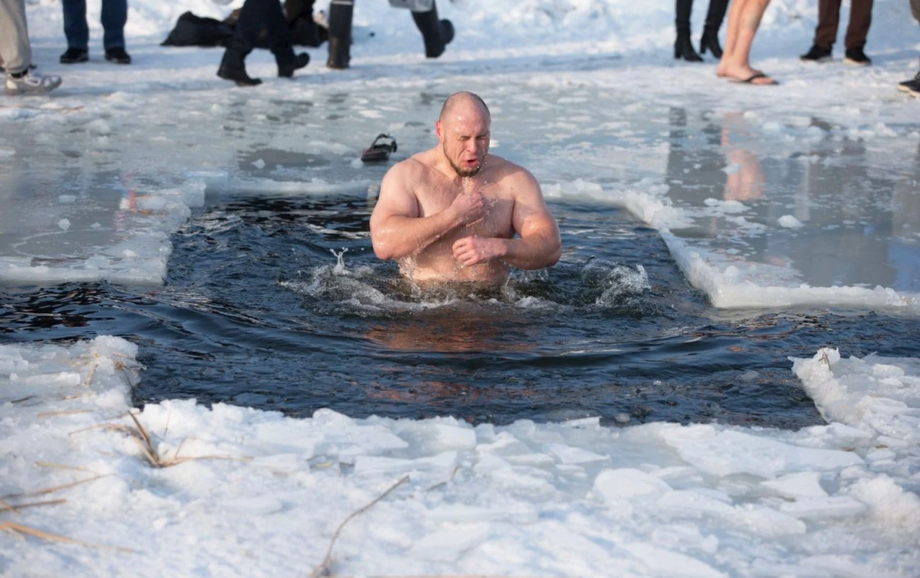 Bain de glace ou bain chaud : Quel est le meilleur moyen de récupérer ?