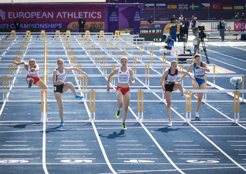 Pourquoi les femmes courent le 100m haies et les hommes le 110m haies ?