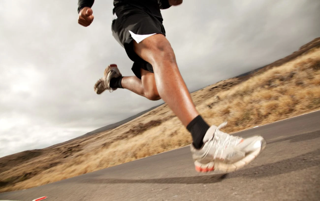 Combien de calories par jour un coureur a-t-il besoin ? Faites le calcul !
