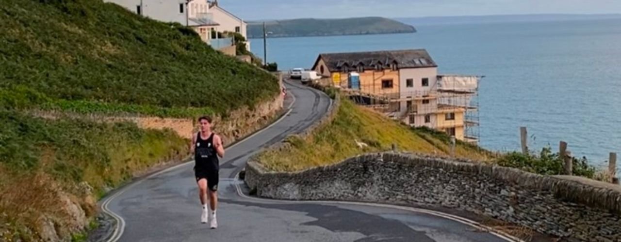 De Londres à Paris : un coureur de 20 ans accomplit sept marathons en sept jours pour lutter contre le dérèglement climatique