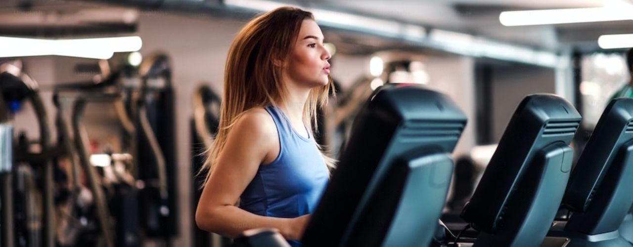 Courir à l’extérieur ou sur tapis de course : Lequel choisir pour améliorer ses performances ?