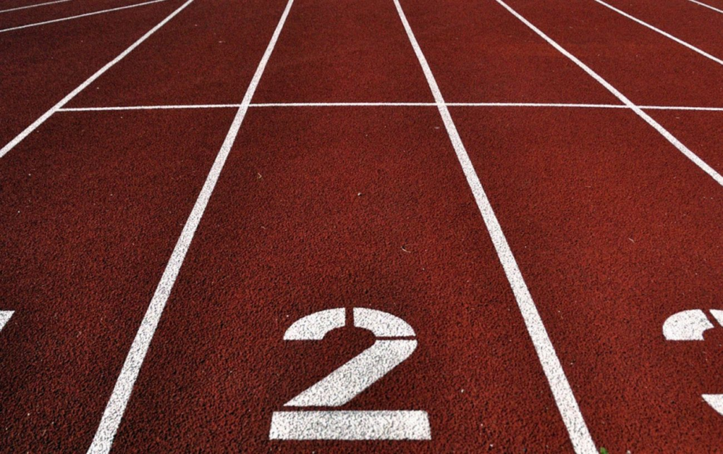 Que signifient les sigles "DNF" et "DNS" en compétition de course à pied / athlétisme ?
