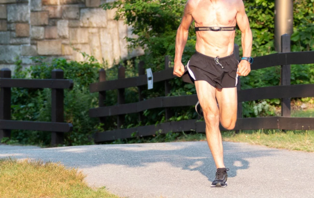 Fréquence cardiaque en course à pied : Comment la calculer pour s'entraîner dans la bonne zone ?