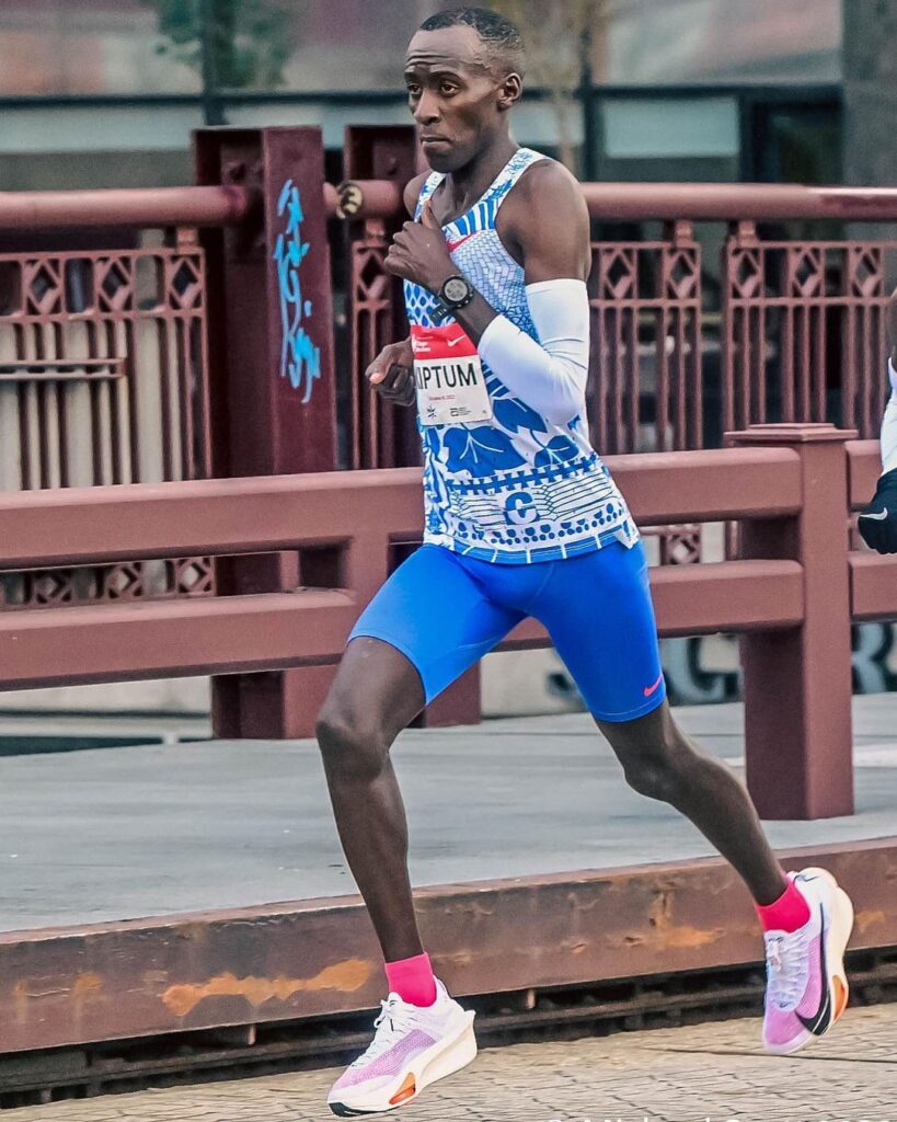 Voici ce que les coureurs amateurs peuvent apprendre de la posture de Kelvin Kiptum