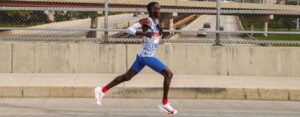 Voici ce que les coureurs amateurs peuvent apprendre de la posture de Kelvin Kiptum