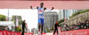 Kelvin Kiptum lève les bras à l'arrivée du marathon de Londres et établit un nouveau record du monde