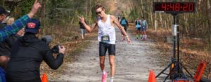 Charlie Lawrence bat le record du monde des 50 miles avec une moyenne de 3:35 par kilomètre