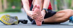 Douleur dans la voûte plantaire après avoir couru ? 3 causes potentielles + traitement