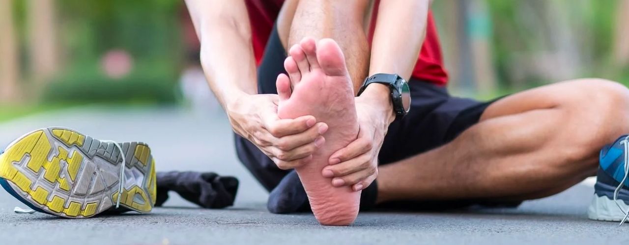 Douleur dans la voûte plantaire après avoir couru ? Symptômes, causes et traitements