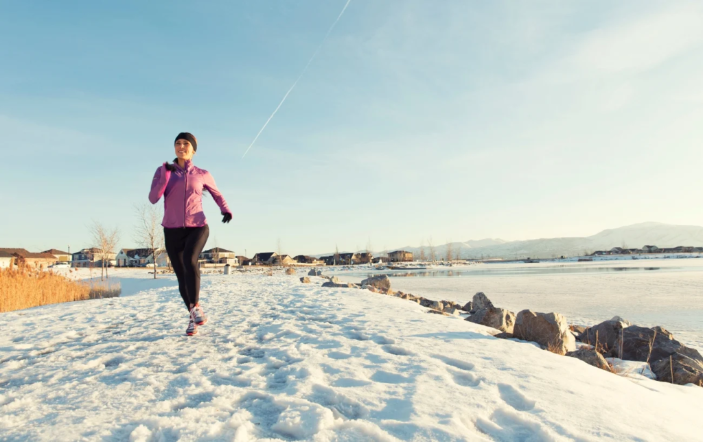Comment bien s'habiller pour courir en hiver ? Conseils et équipements face au froid
