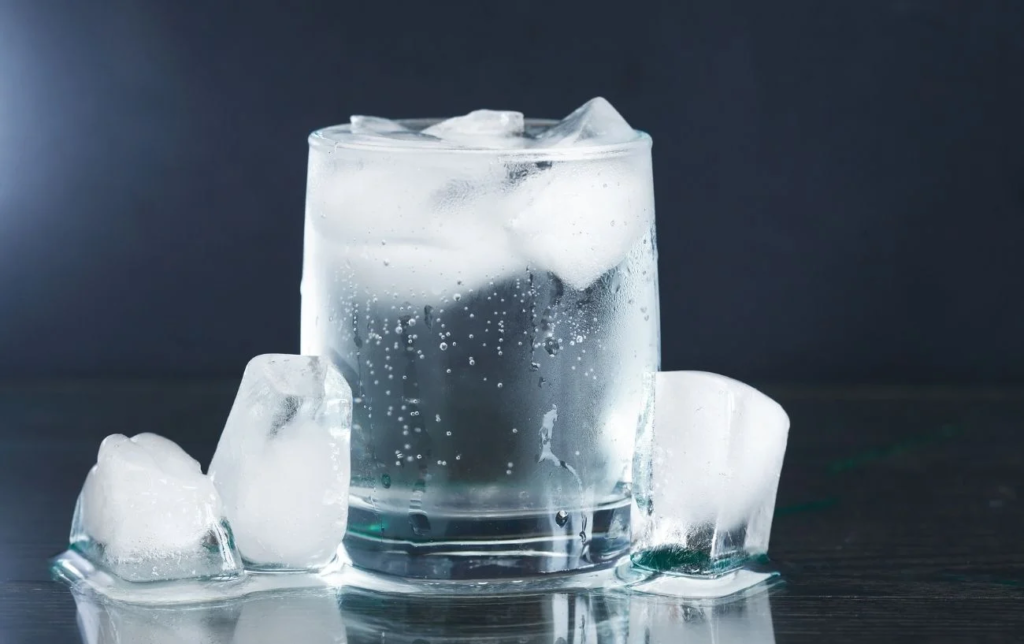 Glaçons dans un verre d'eau