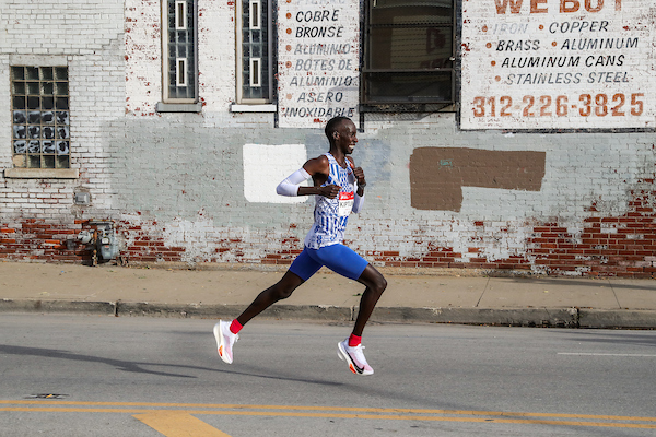 Voici ce que les coureurs amateurs peuvent apprendre de la posture de Kelvin Kiptum