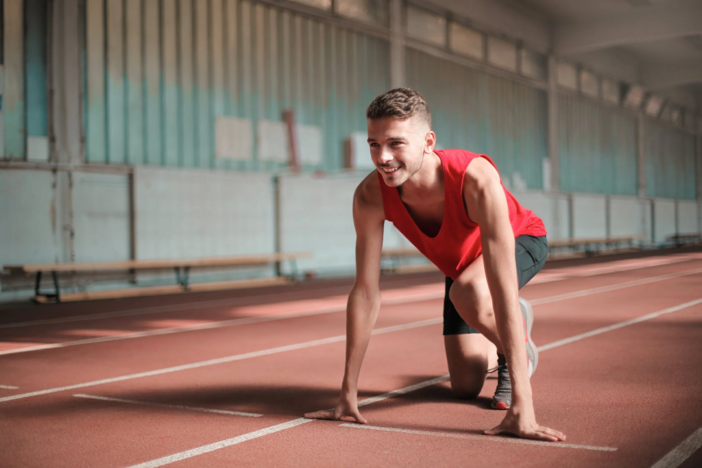 Un coureur dans les starting blocks sur une piste d'athlétisme