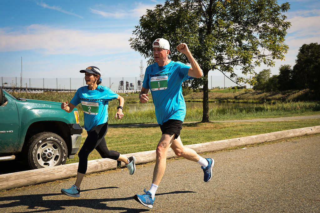 Couple de marathoniens pendant une course