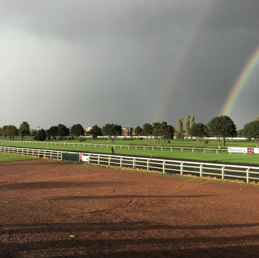 Piste cendrée Hippodrome du Croisé-Laroche (Marcq-en-Baroeul) avec arc-en-ciel