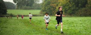 Courir dans l'herbe versus courir sur le bitume : Quelles différences ?