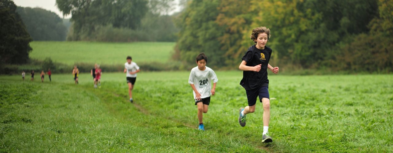 Courir dans l'herbe versus courir sur le bitume : Quelles différences ?