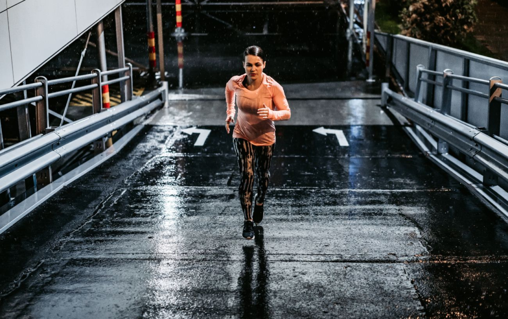 Courir sous la pluie : Ce qu'il faut savoir + Conseils pour rester au sec par mauvais temps