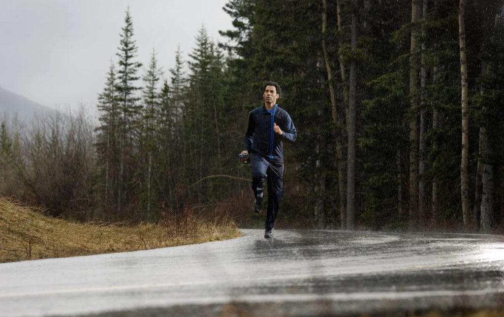 Courir sous la pluie : Ce qu'il faut savoir + Conseils pour rester au sec par mauvais temps