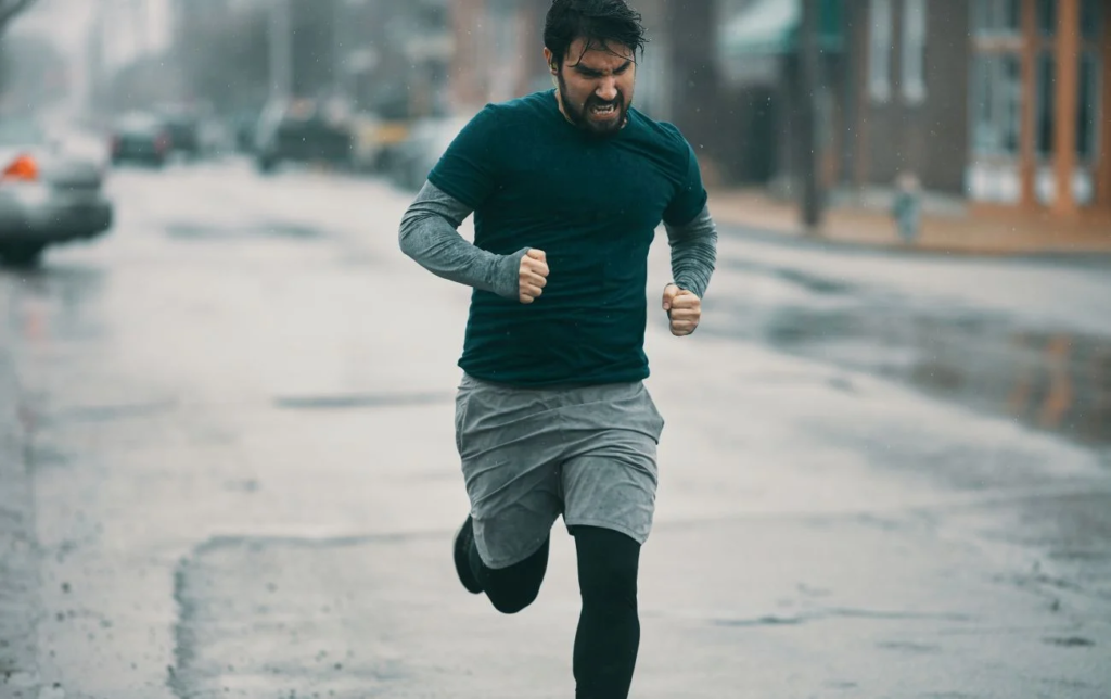 Courir sous la pluie : Ce qu'il faut savoir + Conseils pour rester au sec par mauvais temps