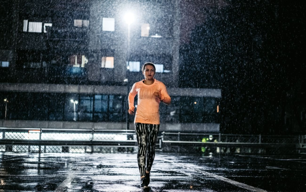 Courir sous la pluie : Ce qu'il faut savoir + Conseils pour rester au sec par mauvais temps