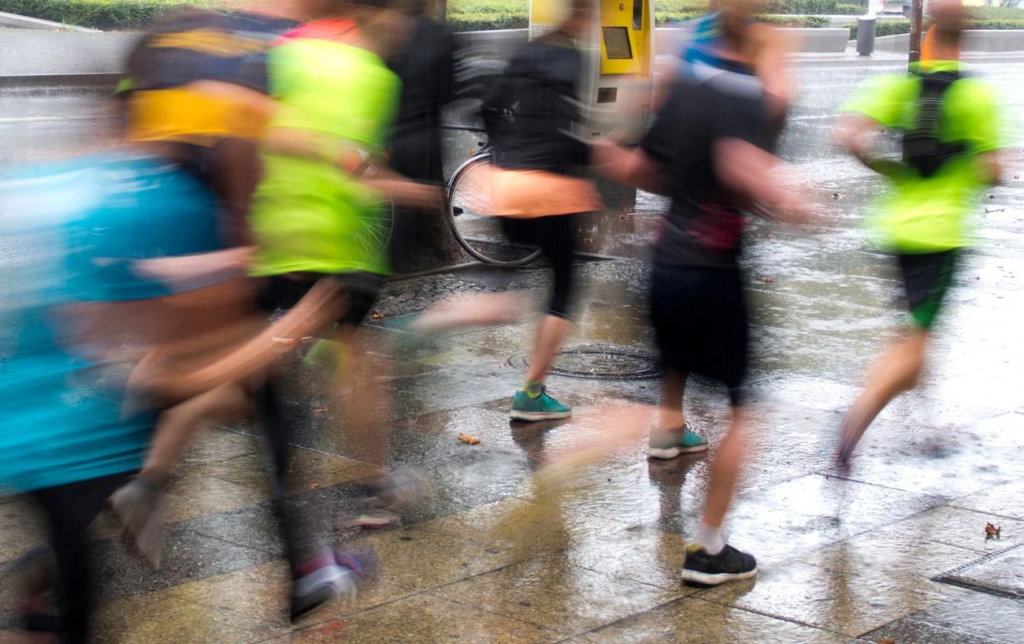 Courir sous la pluie : Ce qu'il faut savoir + Conseils pour rester au sec par mauvais temps