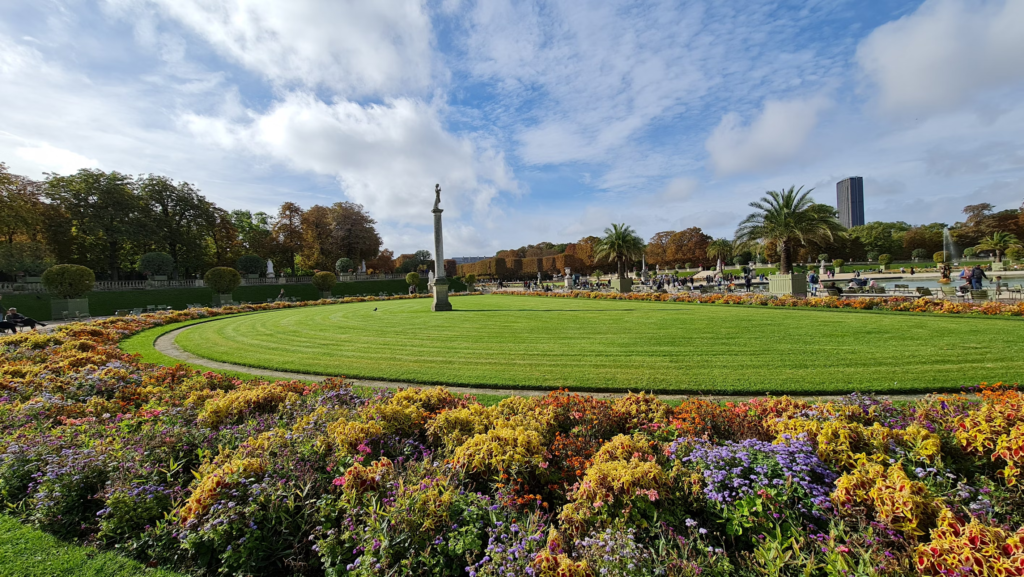 Grande pelouse avec une tour en arrière-plan - Jardin du Luxembourg