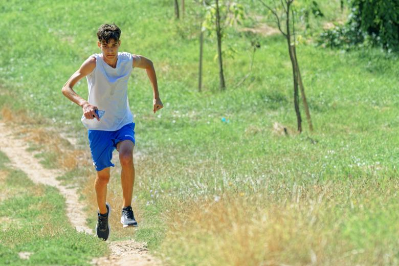 Jeune coureur fait une séance d'entraînement en nature