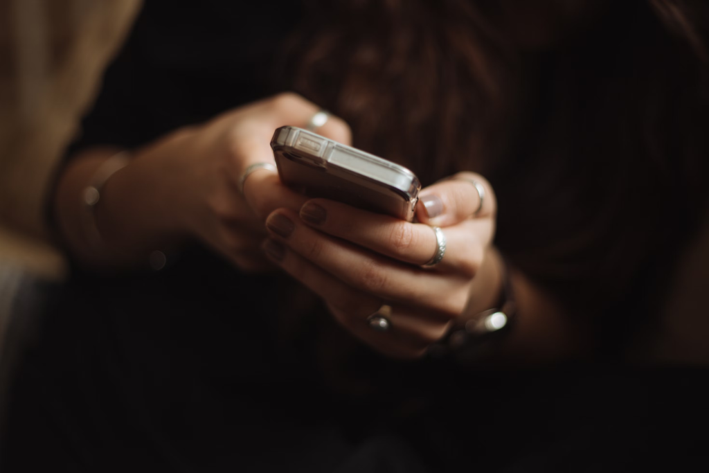 Une personne avec un smartphone entre les mains