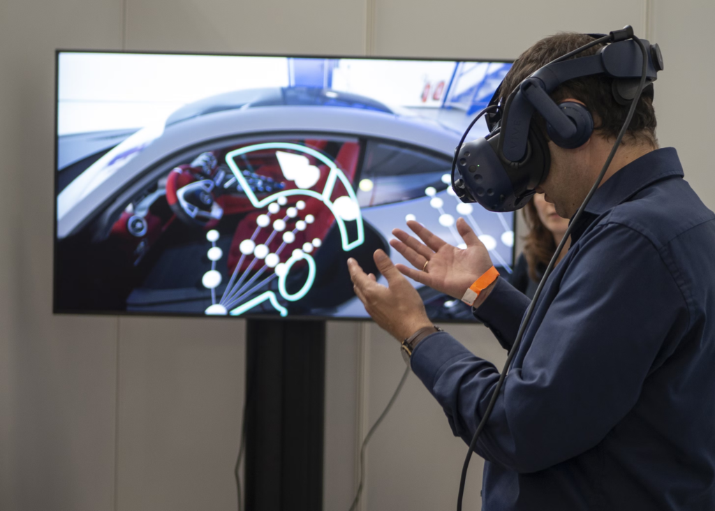 Un homme avec un casque de réalité virtuelle devant un écran de télévision