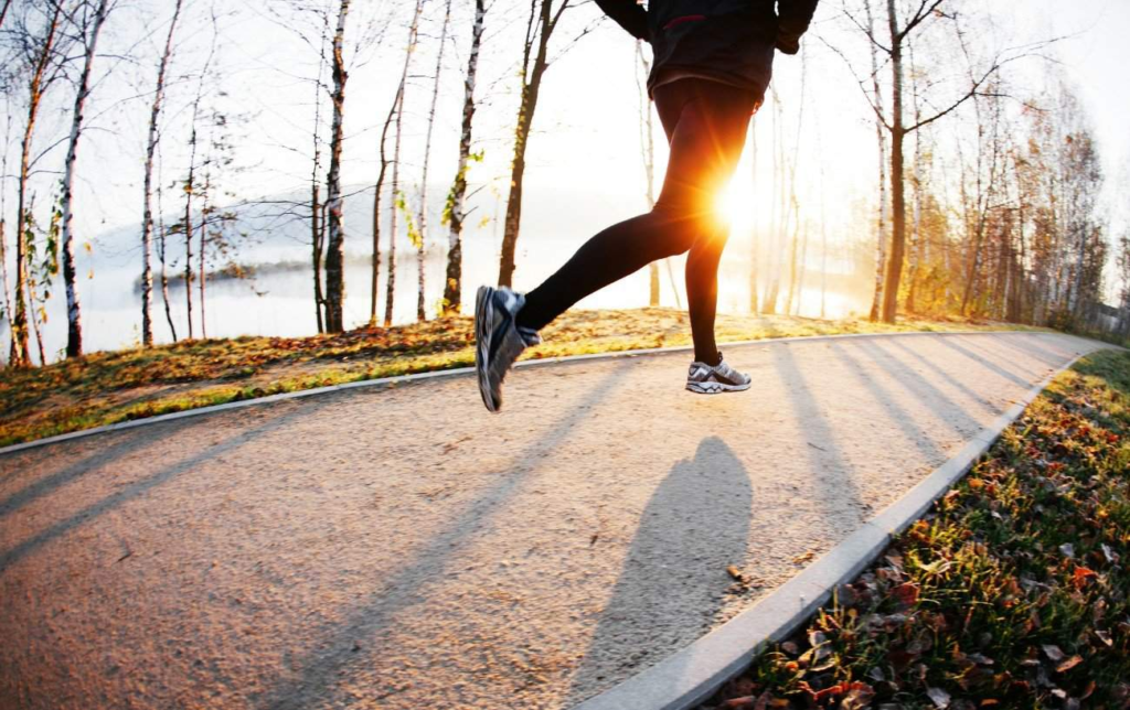 Jambes de coureurs vue de près et de dos