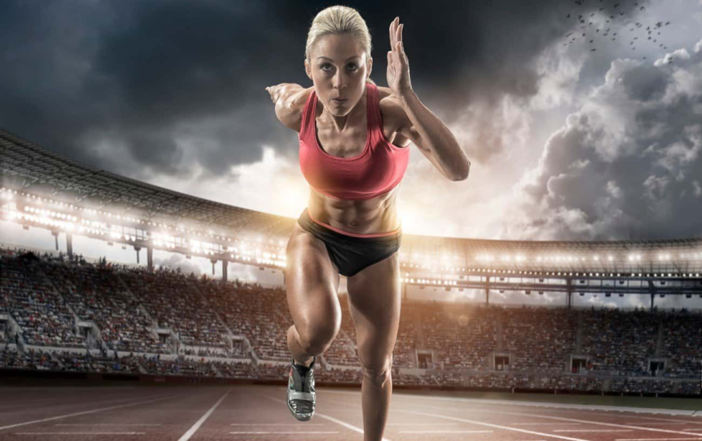 Une femme court sur une piste d'athlétisme
