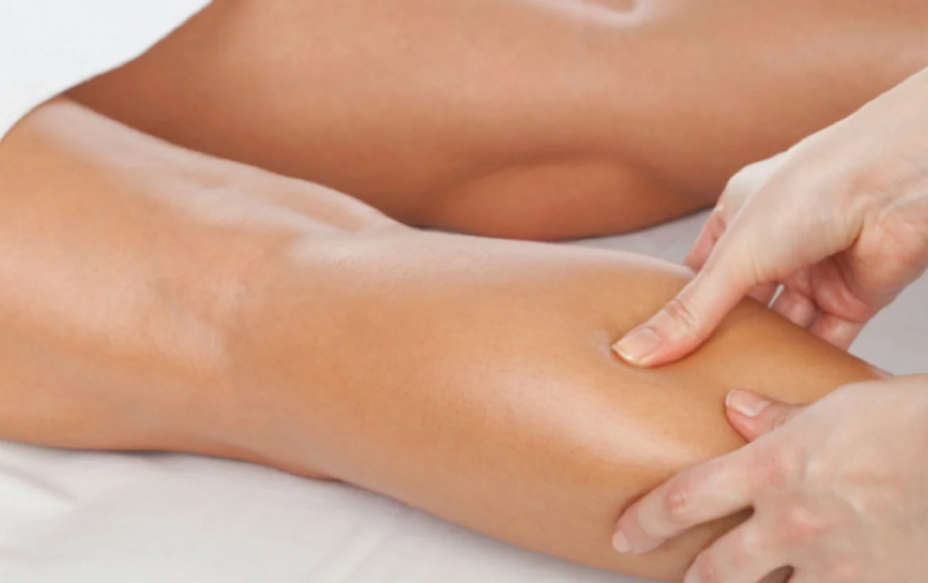 Un kin&eacute; masse le mollet d'un patient